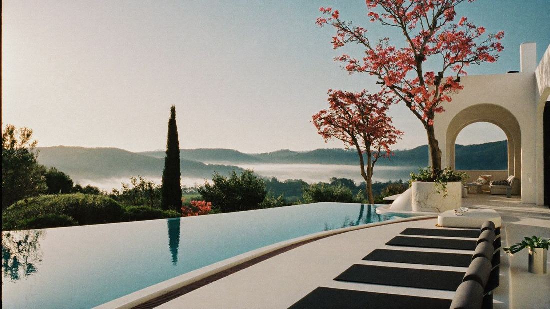 Terrasse einer Retreat-Villa mit Pool bei Sonnenaufgang